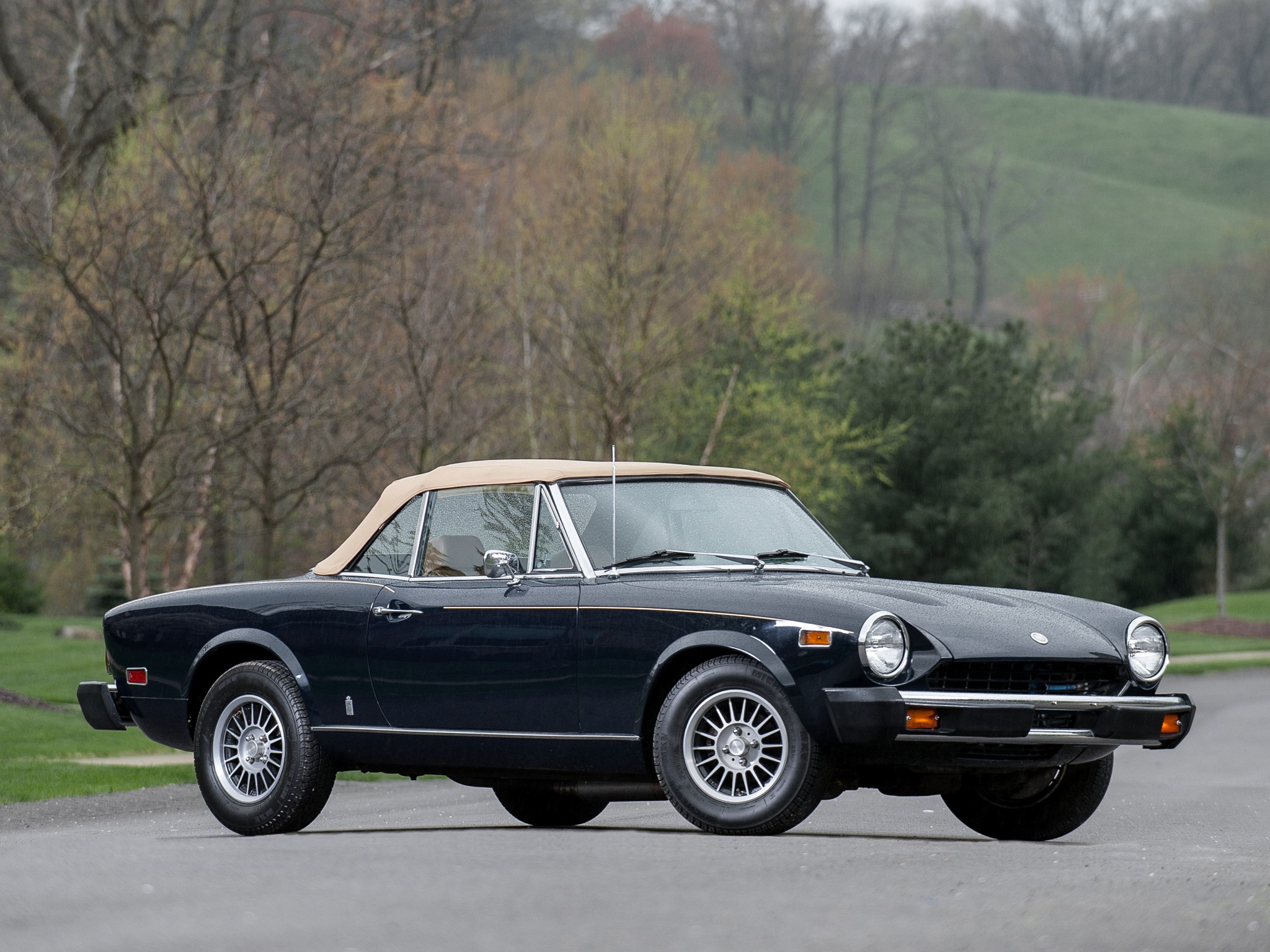 Fiat 124 Spider photo 2