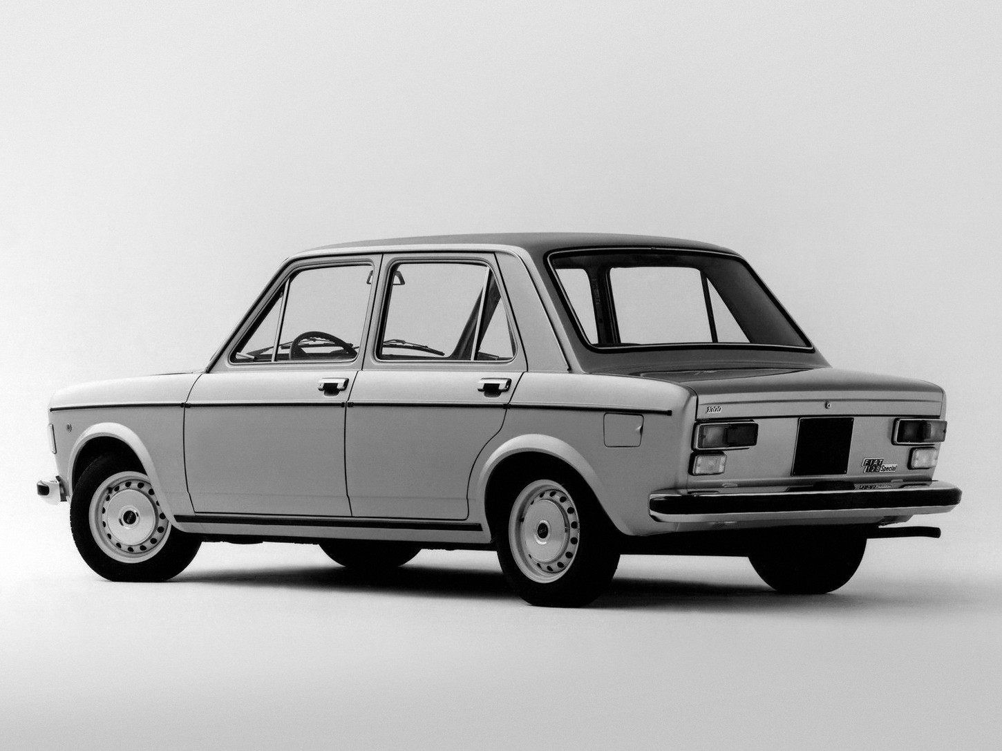Fiat 128 Saloon photo 9