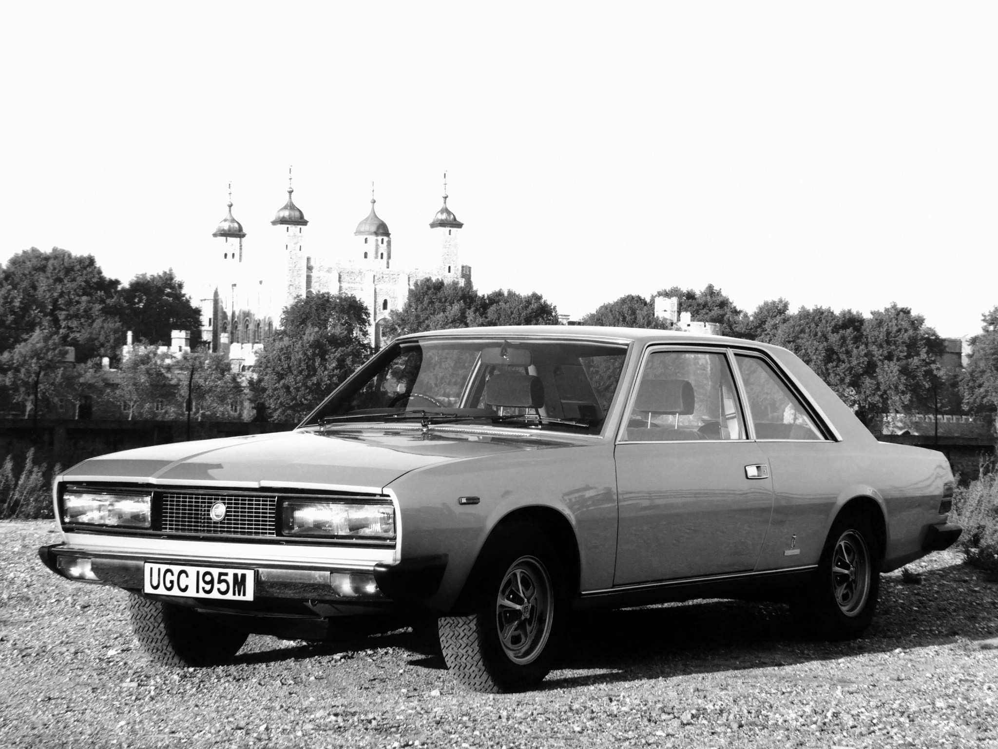 Fiat 130 Coupe photo 4