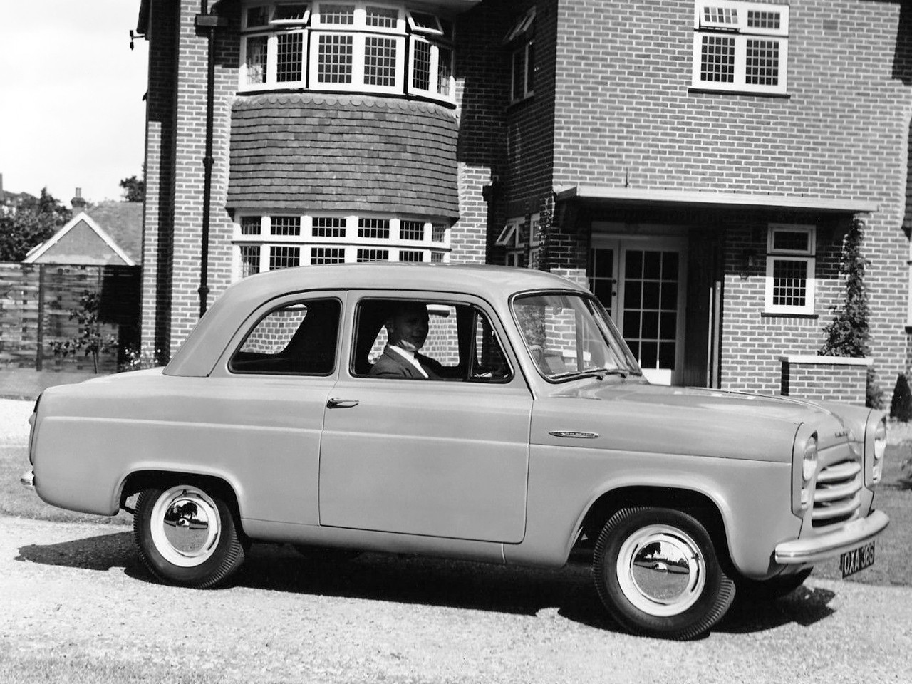 Ford Anglia 100E photo 5