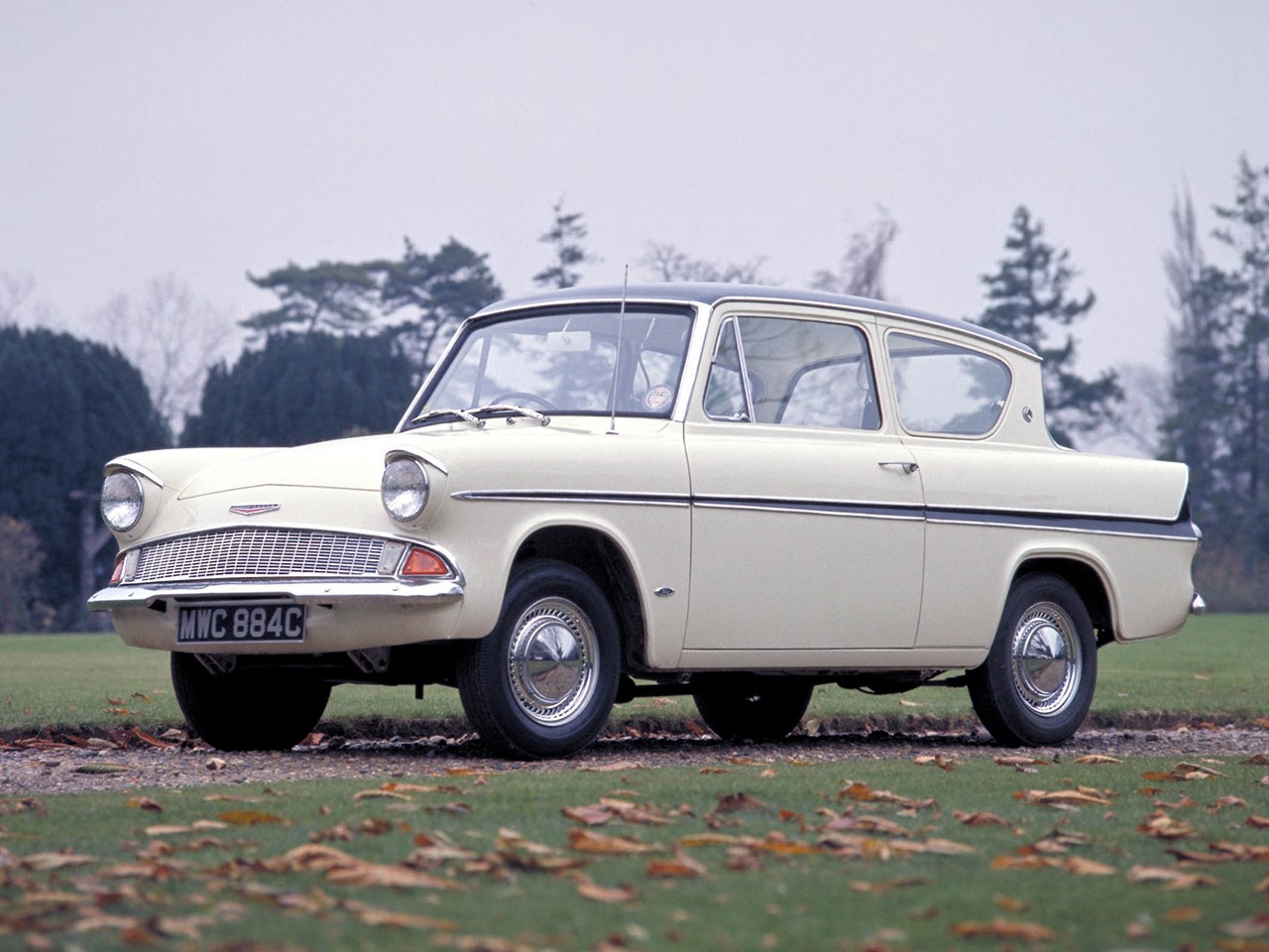 Ford Anglia 105E photo 10