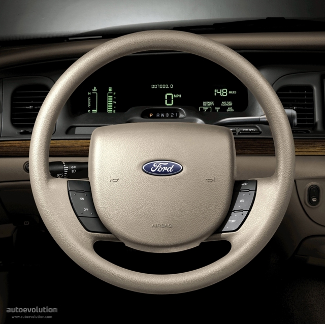 Ford Crown Victoria photo 8