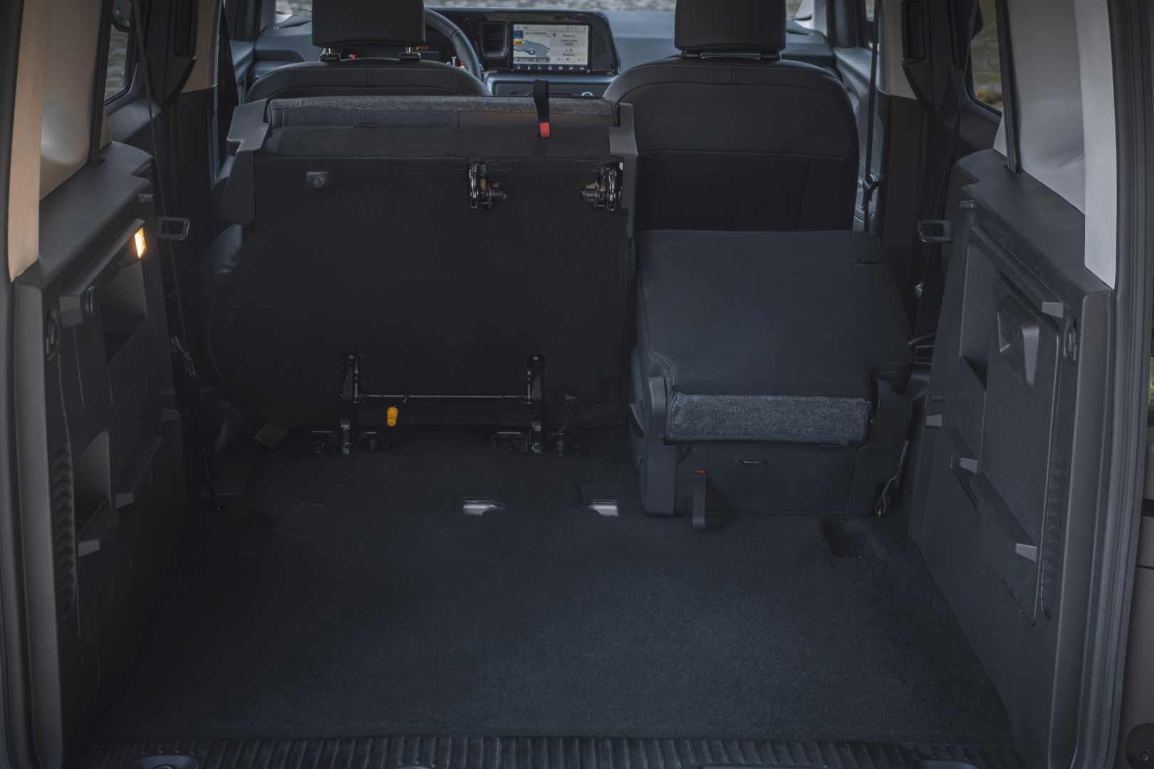 Ford E-Tourneo photo 28