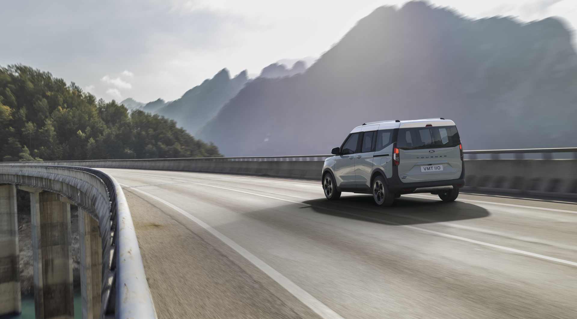 Ford E-Tourneo photo 2