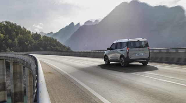 Ford E-Tourneo photo 2