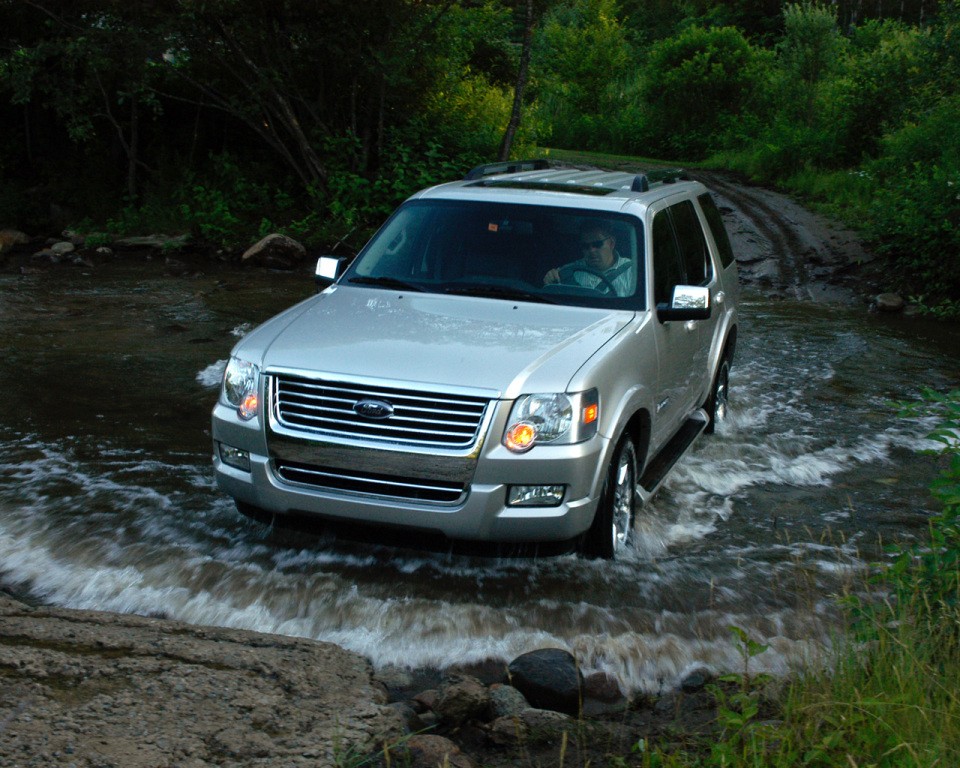 Ford Explorer photo 8