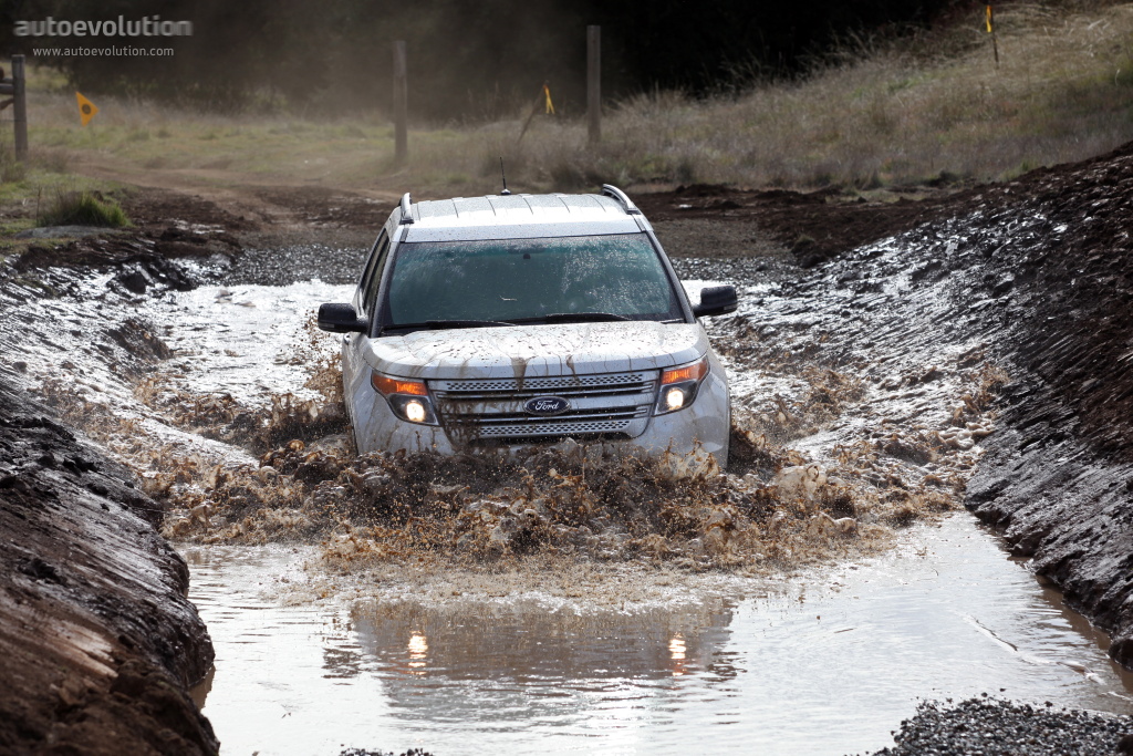 Ford Explorer photo 35