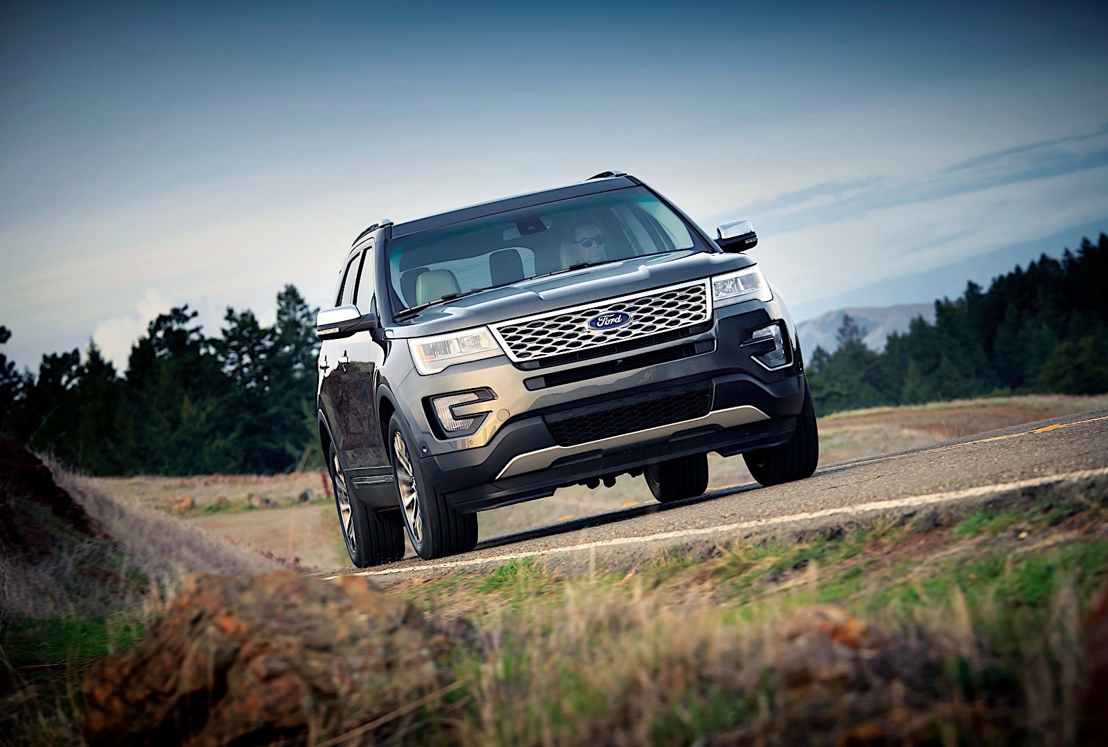 Ford Explorer photo 2
