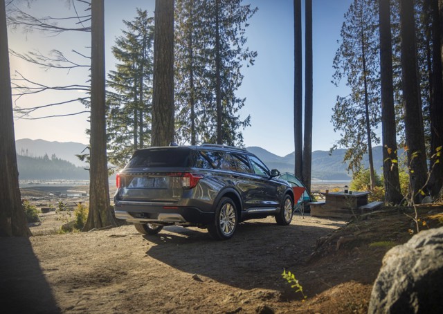 Ford Explorer photo 2