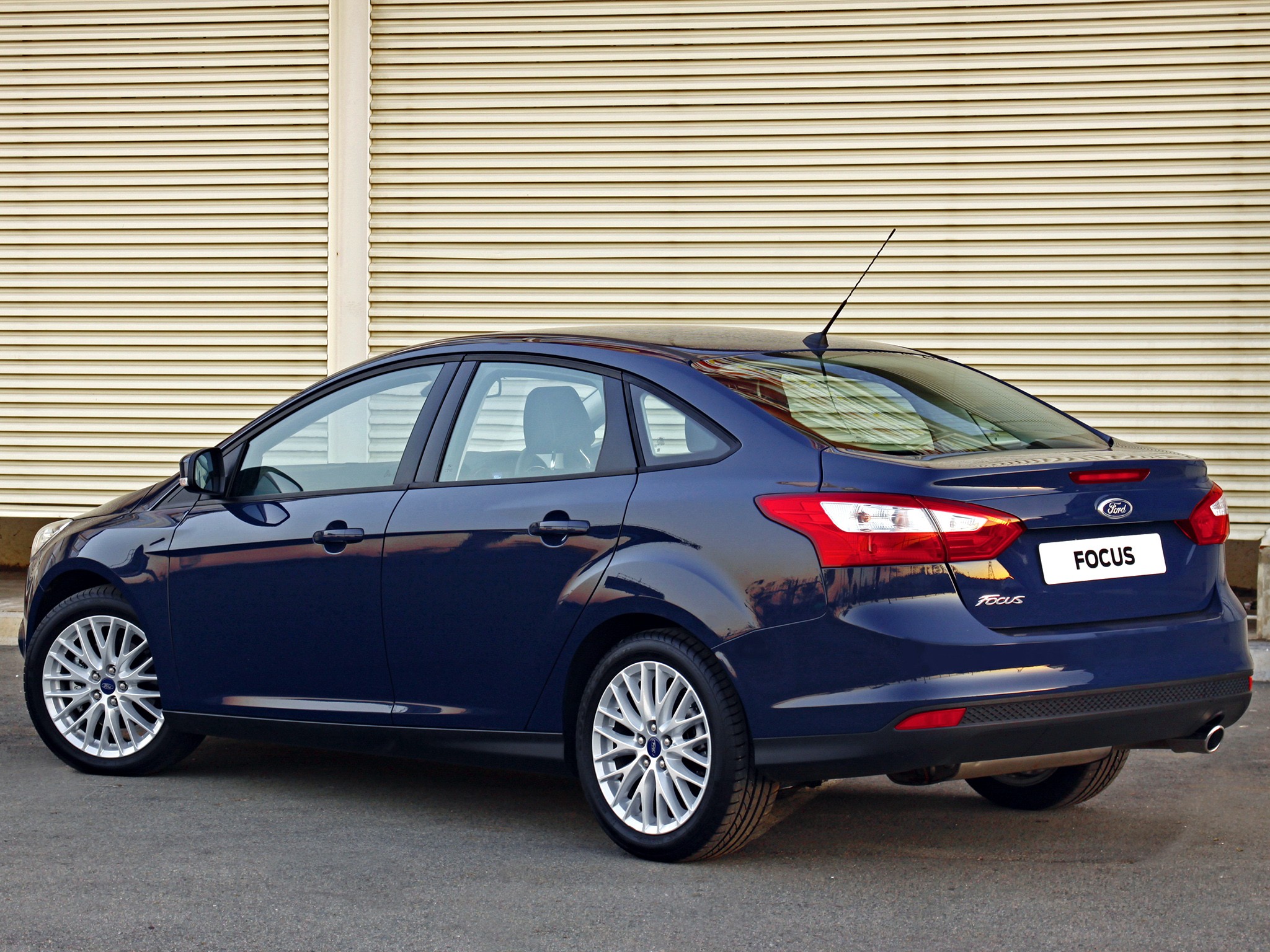 Ford Focus Sedan photo 13