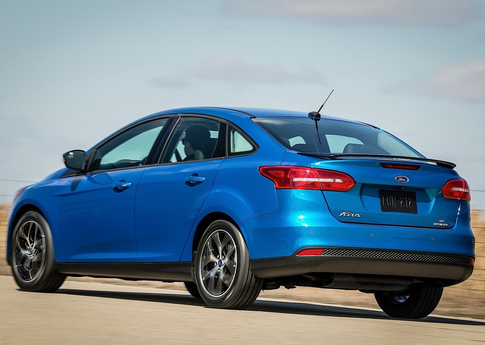 Ford Focus Sedan photo 13