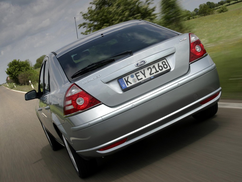 Ford Mondeo Hatchback photo 14