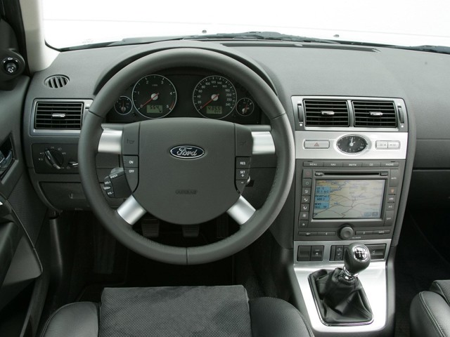 Ford Mondeo Hatchback foto 17
