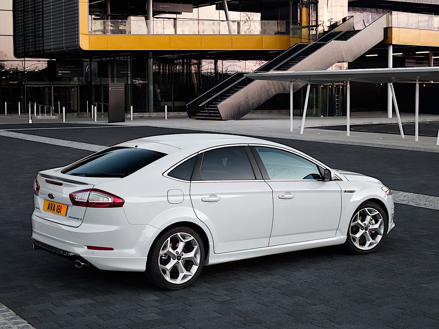Ford Mondeo Hatchback photo 8