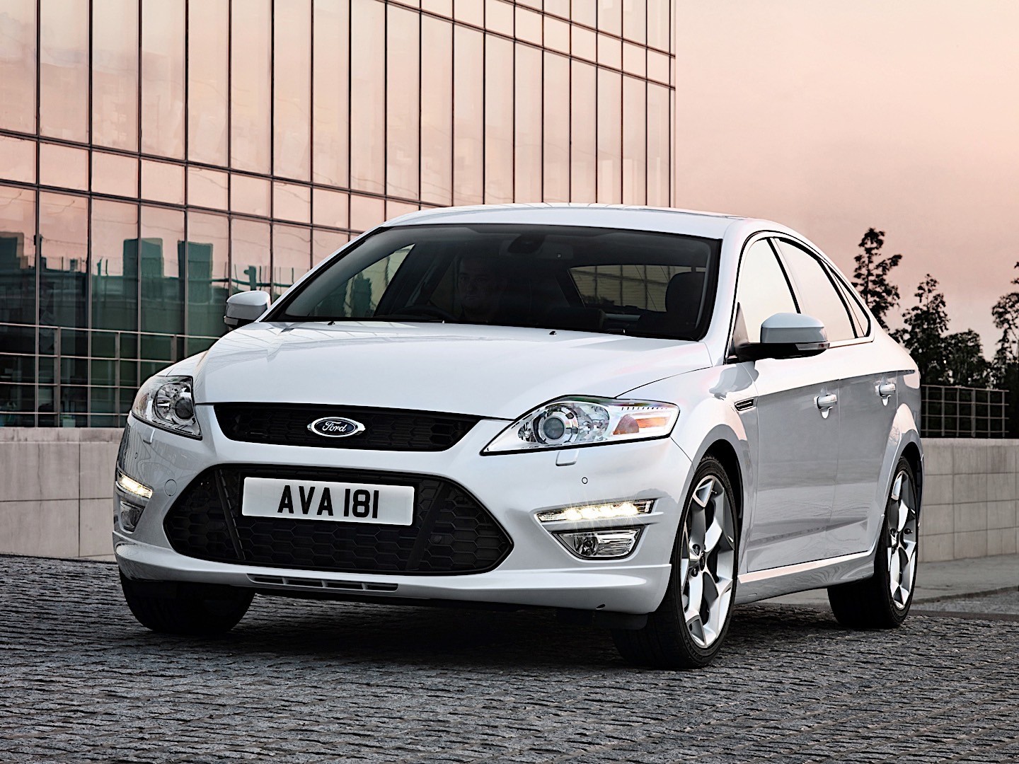 Ford Mondeo Hatchback photo 9