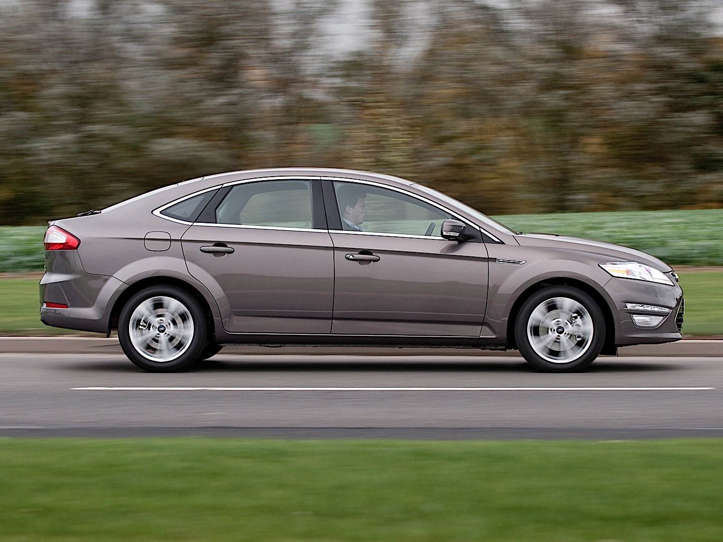 Ford Mondeo Hatchback photo 13