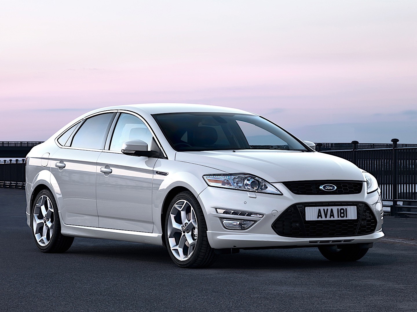 Ford Mondeo Hatchback photo 14