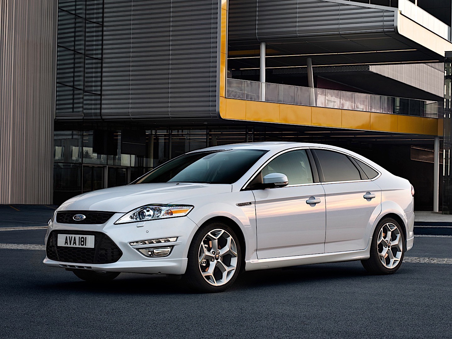 Ford Mondeo Hatchback photo 15