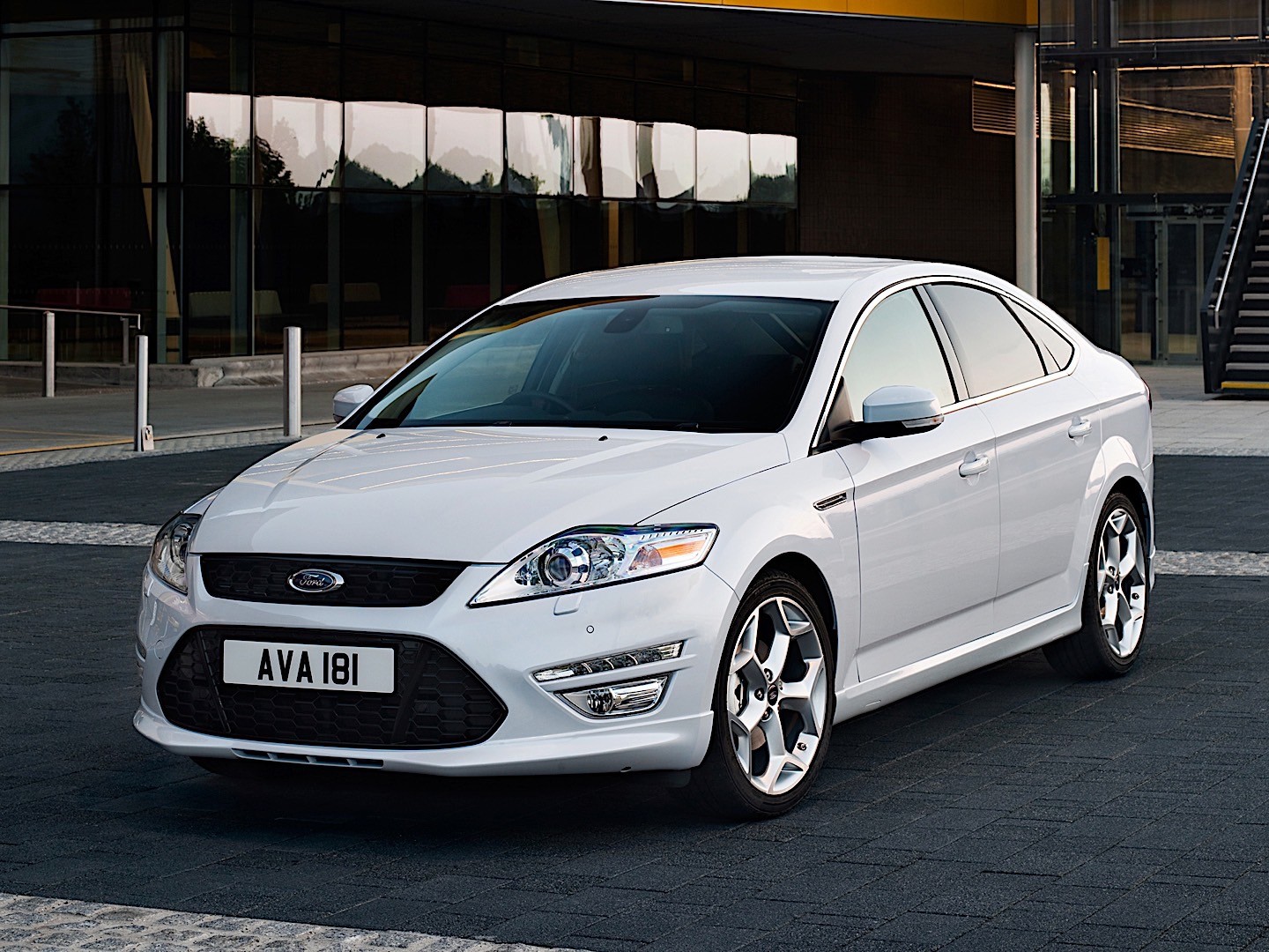 Ford Mondeo Hatchback photo 24