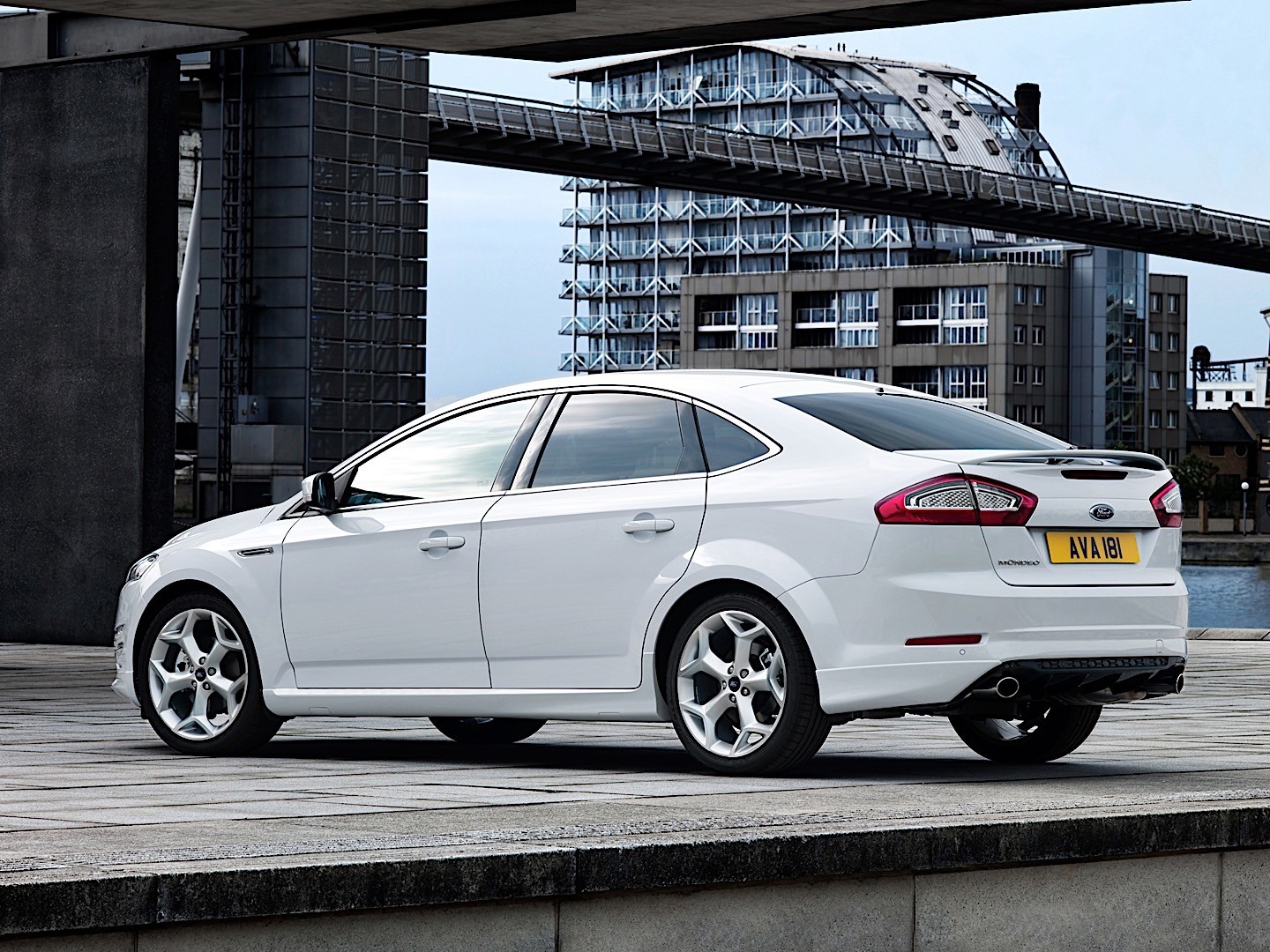 Ford Mondeo Hatchback photo 26