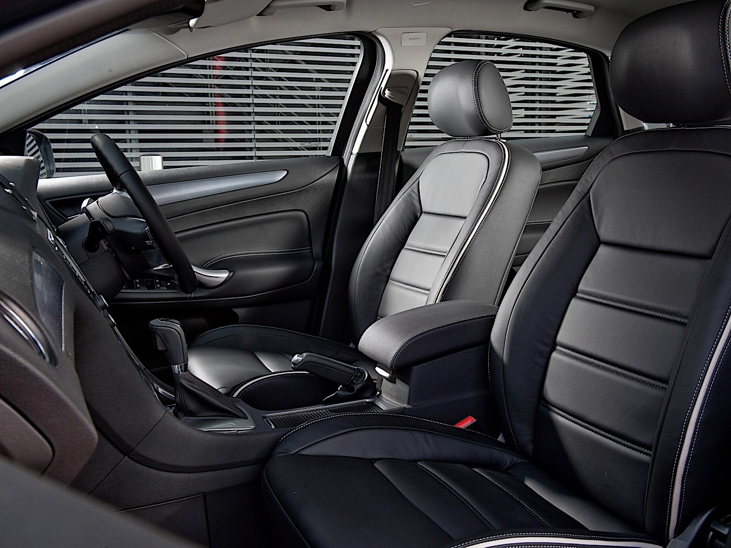 Ford Mondeo Hatchback photo 36