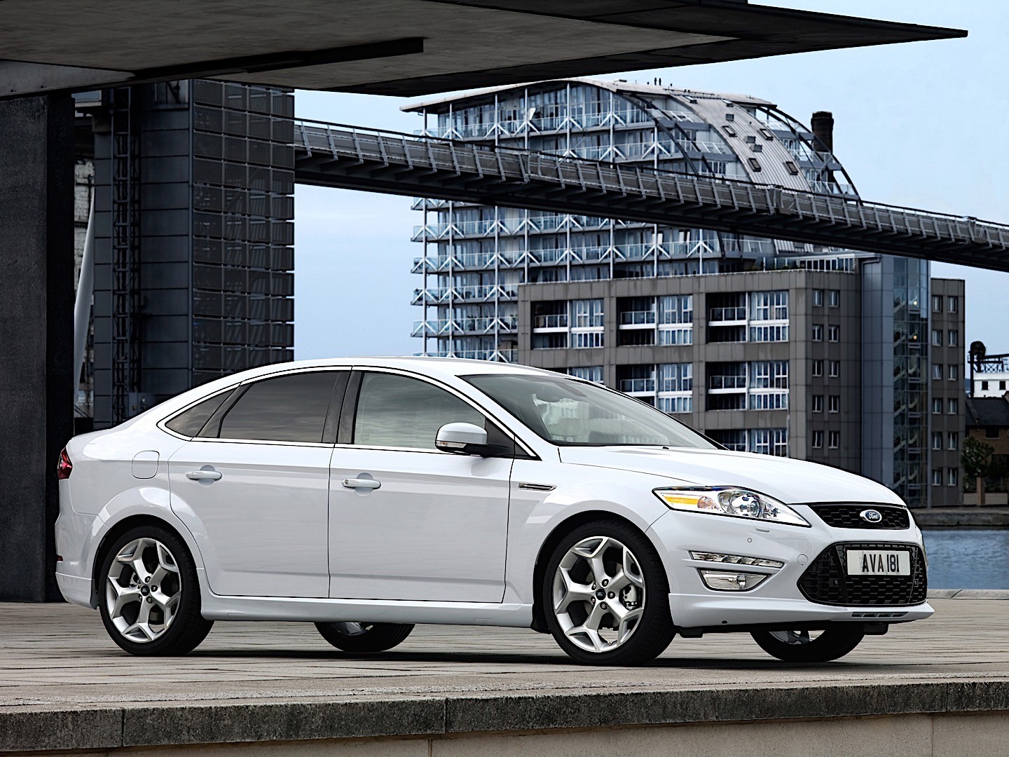 Ford Mondeo Hatchback photo 4