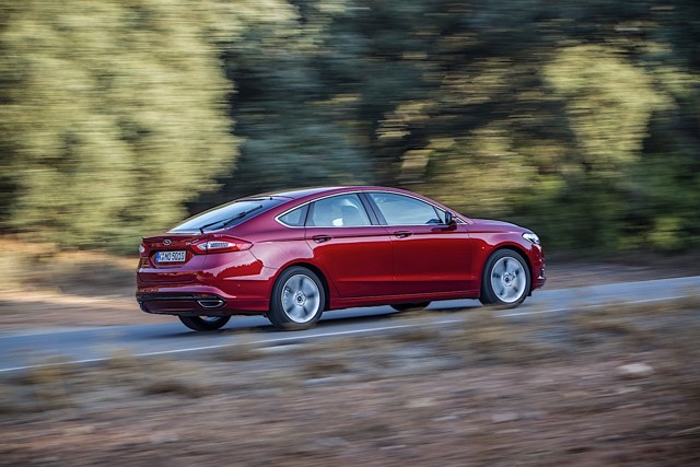 Ford Mondeo Hatchback photo 14