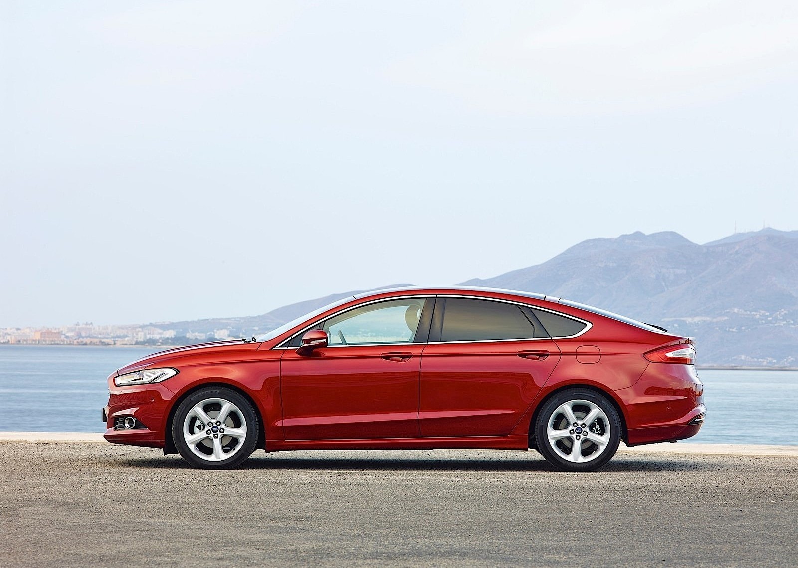 Ford Mondeo Sedan photo 2