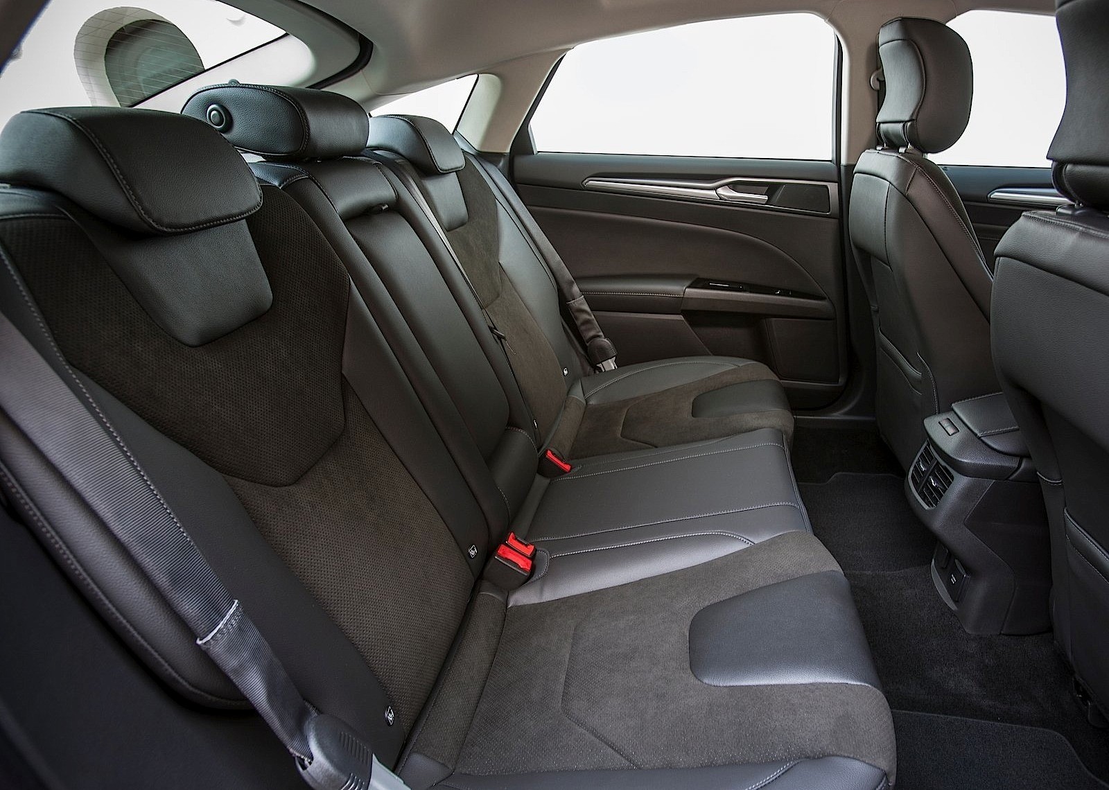 Ford Mondeo Sedan photo 57