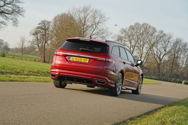 Ford Mondeo Wagon foto 18