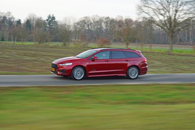 Ford Mondeo Wagon foto 25