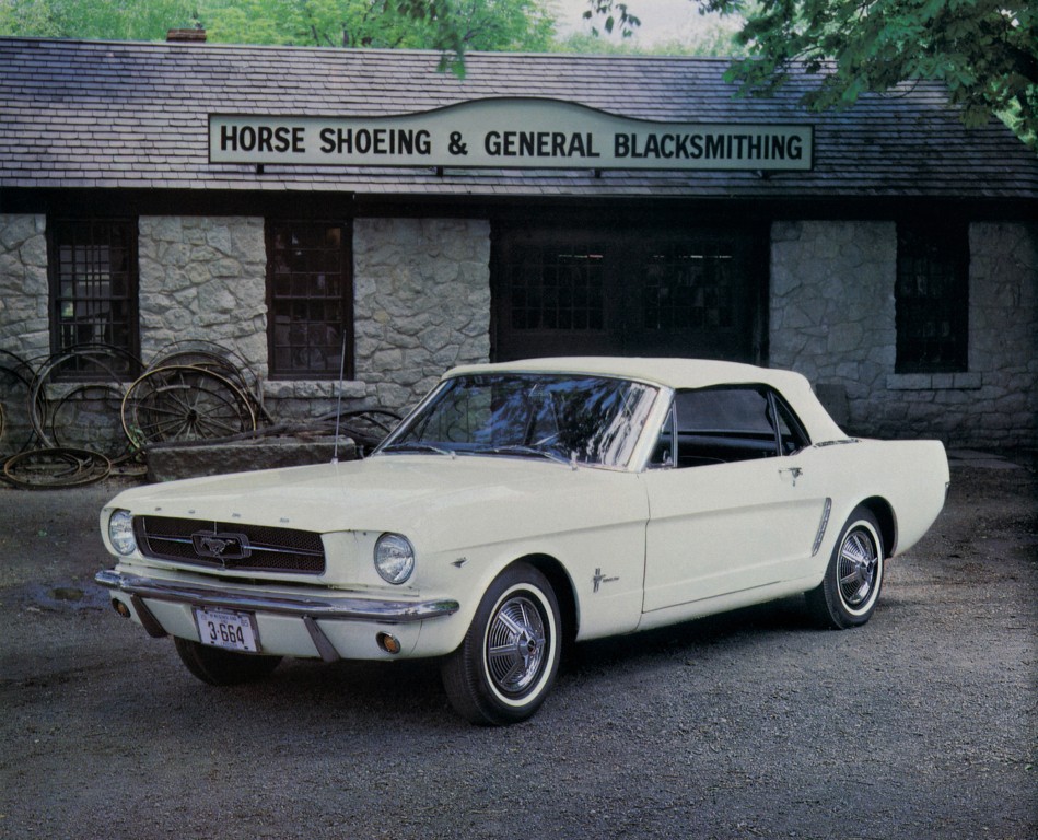 Ford Mustang Convertible photo 11