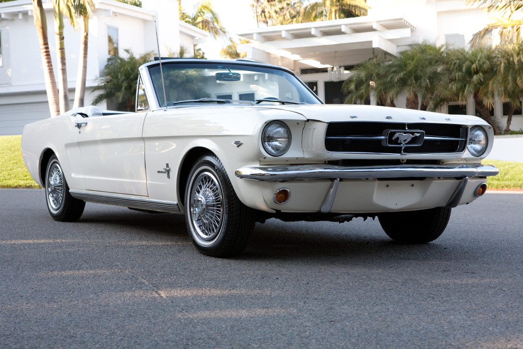 Ford Mustang Convertible photo 12