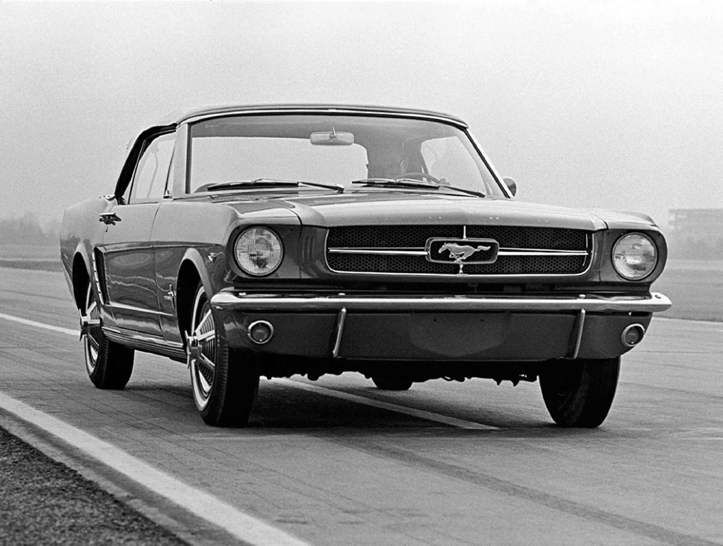 Ford Mustang Convertible photo 13