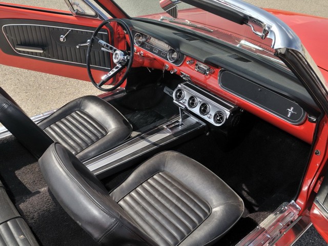 Ford Mustang Convertible photo 17