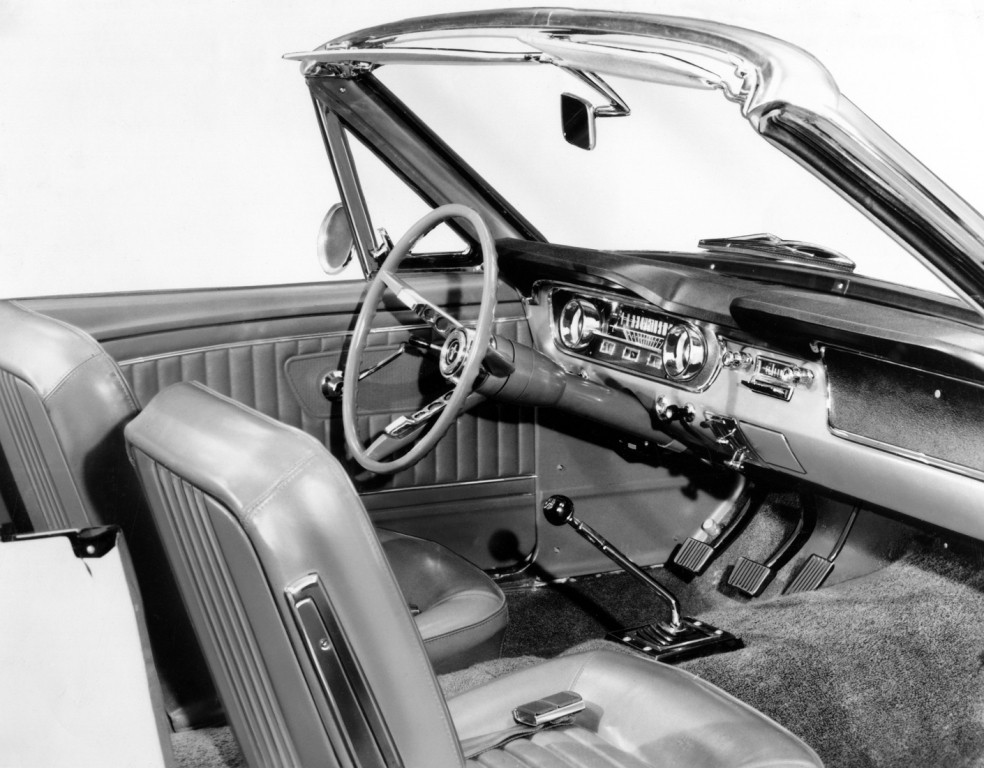 Ford Mustang Convertible photo 20
