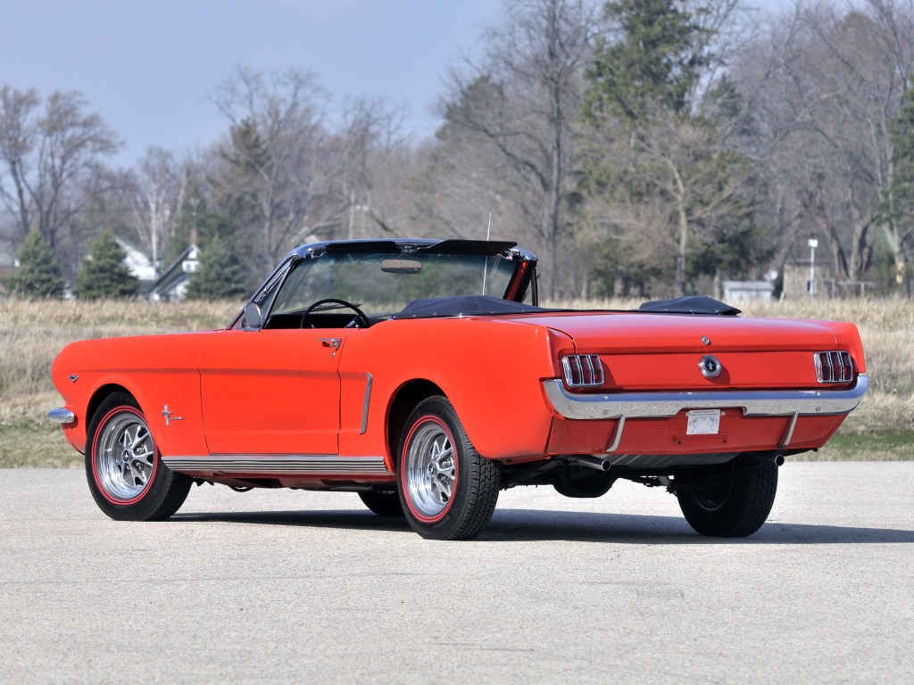 Ford Mustang Convertible photo 2