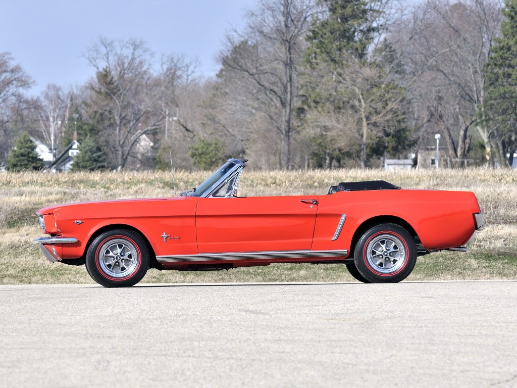Ford Mustang Convertible photo 3