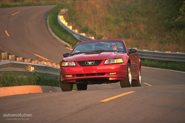 Ford Mustang Convertible photo 2