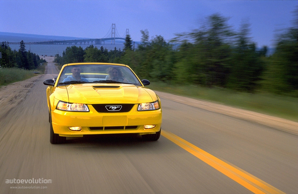 Ford Mustang Convertible photo 3
