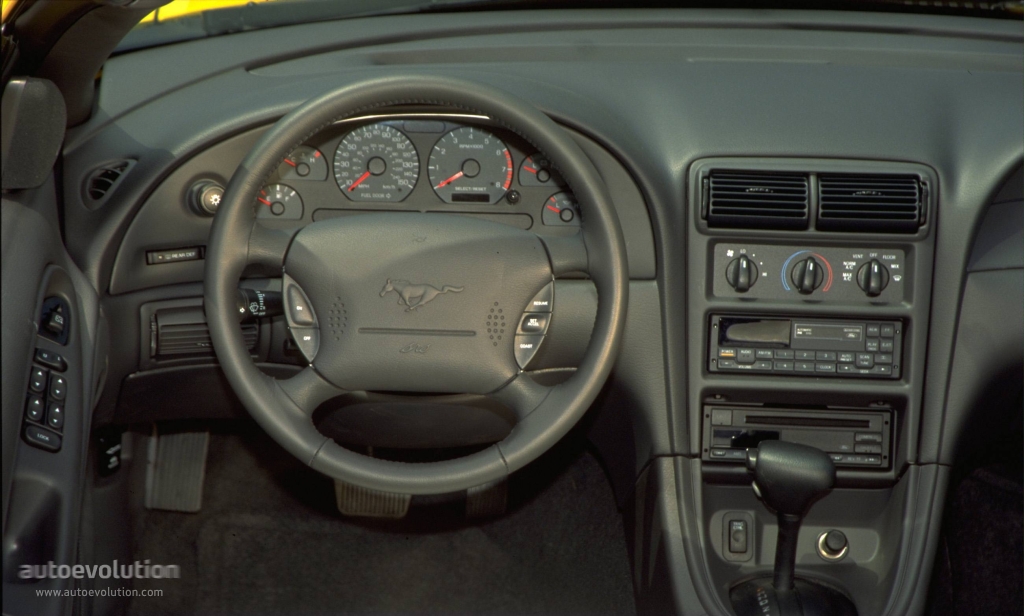 Ford Mustang Convertible photo 8