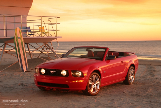 Ford Mustang Convertible photo 1