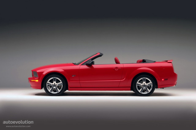 Ford Mustang Convertible photo 10
