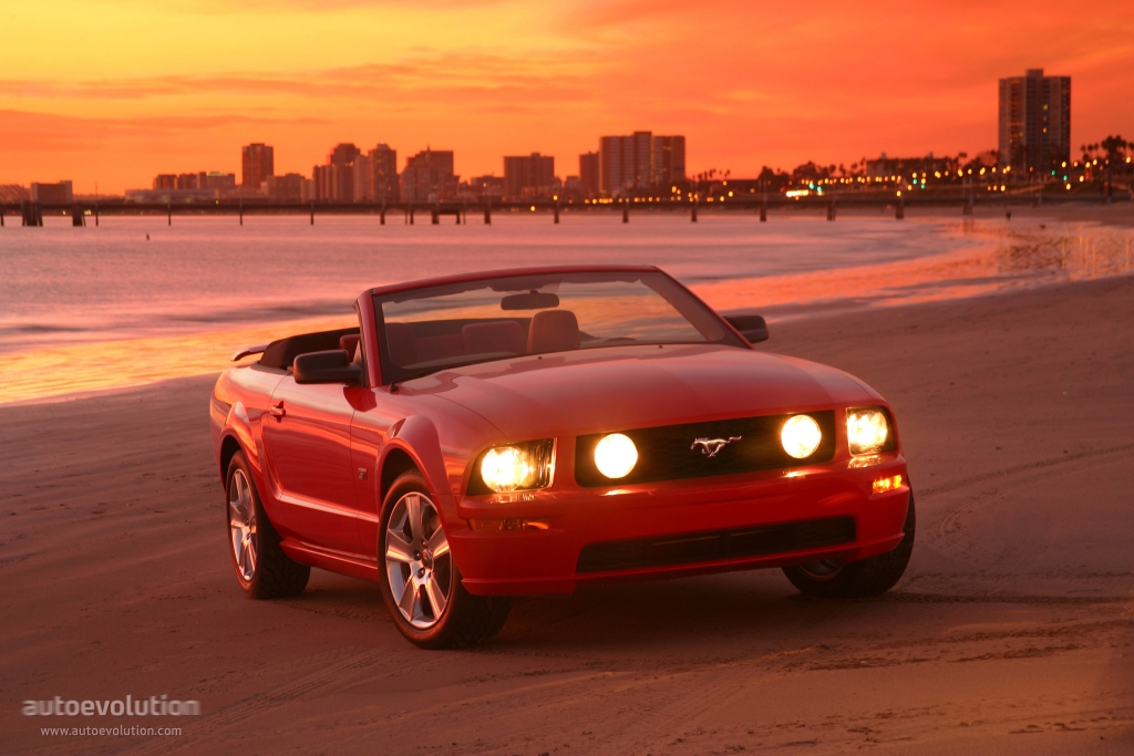Ford Mustang Convertible photo 2