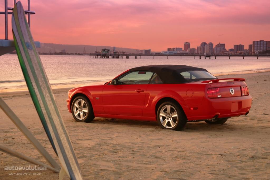Ford Mustang Convertible photo 3