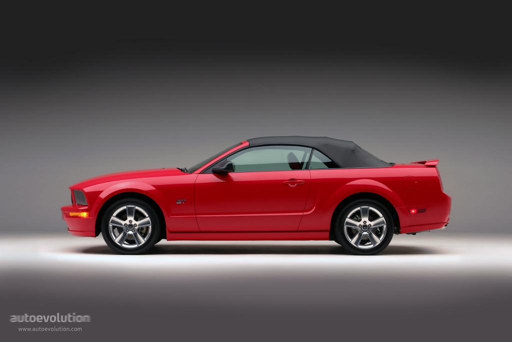 Ford Mustang Convertible photo 4