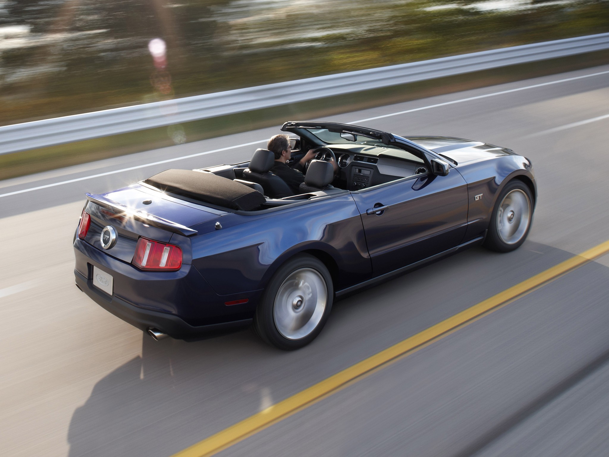 Ford Mustang Convertible photo 11