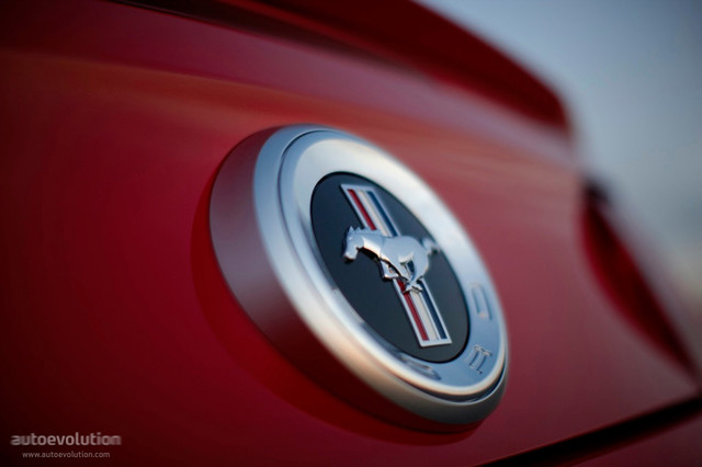 Ford Mustang Convertible photo 4