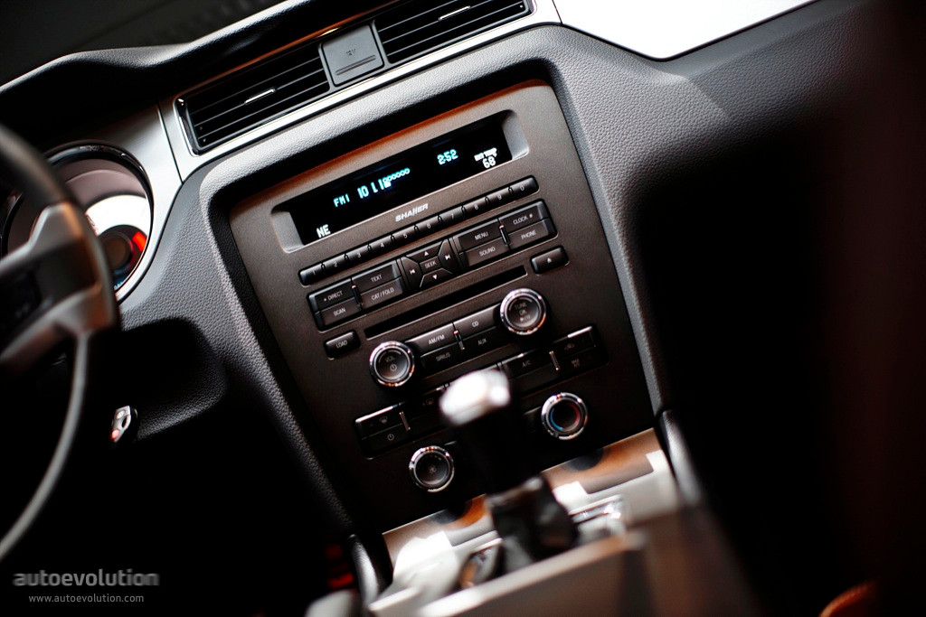 Ford Mustang Convertible photo 22