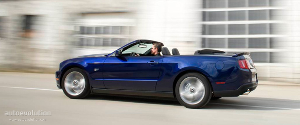 Ford Mustang Convertible photo 2